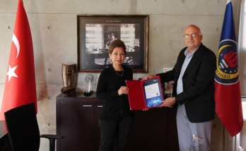 İlk resmi Uluslararası Pearson BTEC Elçisi  Sevinç Atabay  Türk Eğitim Derneği Genel Müdürü